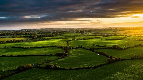 爱尔兰乡村景观与农田的航拍
