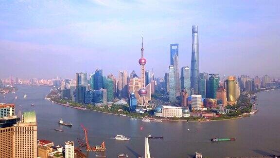 上海市区外滩的摩天大楼和高层办公大楼