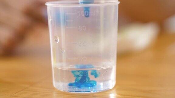 在烧杯中加水滴蓝色科学实验