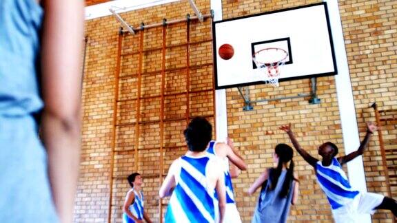 学校的学生在篮球场打篮球