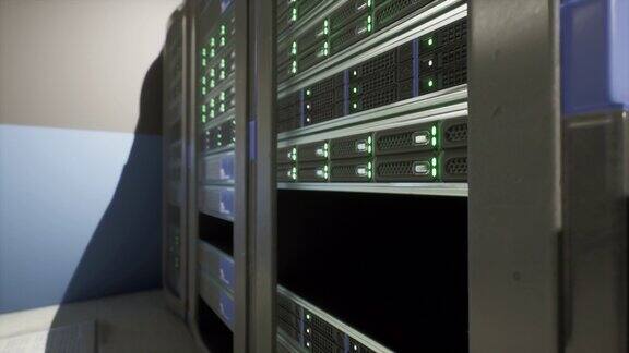摆满机架式服务器和超级计算机的数据中心走廊