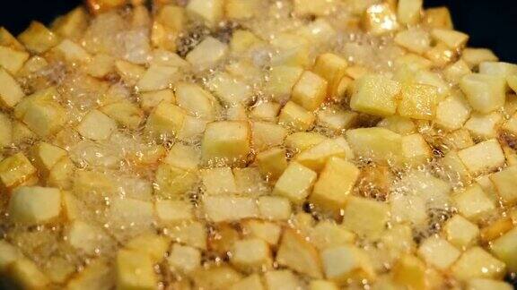 切好的土豆在平底锅上用油煎