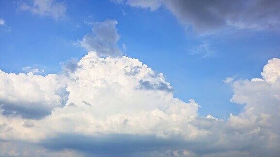 云向上生长的延时自然风光
