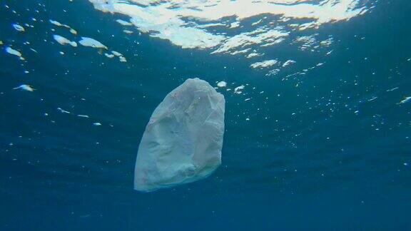 现代的象征塑料袋在海里