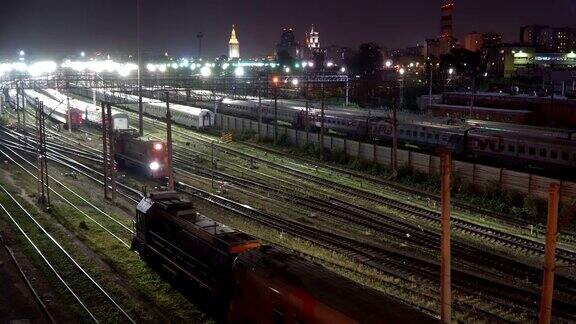 月光下火车在铁路枢纽的夜间行驶