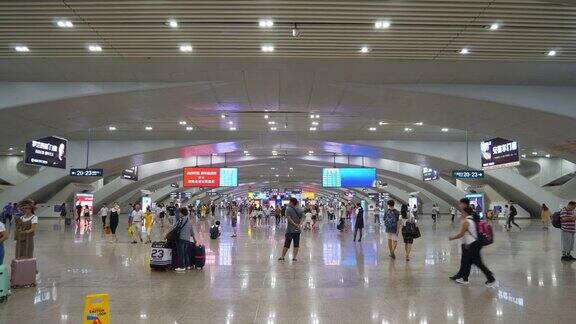 广州市火车站拥挤的大厅全景4k中国
