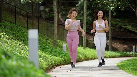 亚洲中国女人一起在公园慢跑