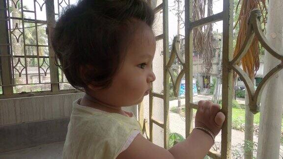 可爱的小男孩从窗户往外看阳台好奇的孩子