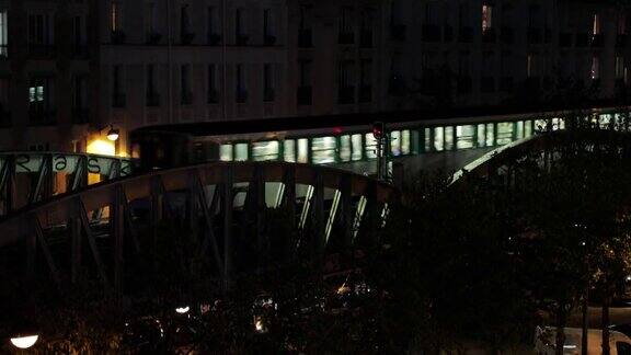 夜间照明桥梁的低角度视图
