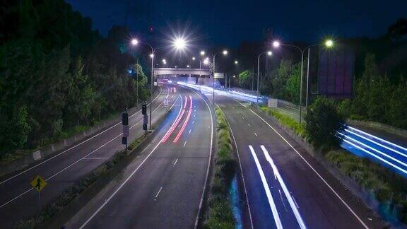 公路交通与灯光小径在夜晚的时间流逝