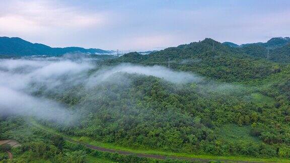 4K超延时视频:鸟瞰早晨的景色高山薄雾飘过雾或云的运动泰国南邦邦湄湄