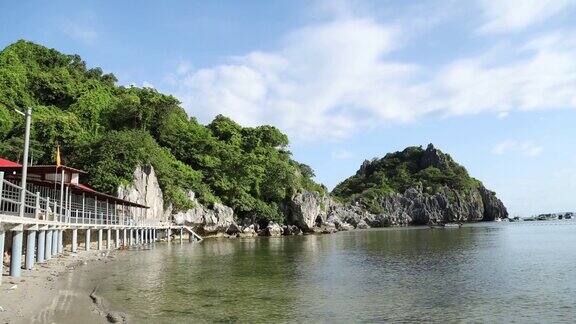 在宁静的蓝色大海中的石灰岩山脉景观Nghe岛Kienjiang省
