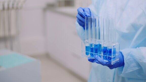在实验室工作-科学家拿着试管和分析液体