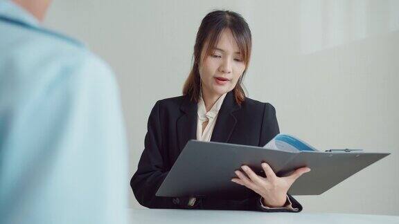 年轻的亚洲女性通过面试坐在办公室的人力资源经理面前人力资源招聘机构