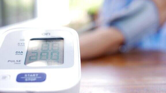 血压监测装置为患者检测血压慢动作