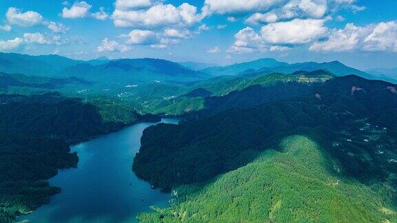 航拍大型山地湖泊和水库在森林中俯瞰湖泊