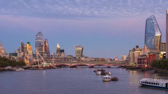 伦敦金融中心的城市与摩天大楼和泰晤士河从白天到晚上-4k延时(平移)