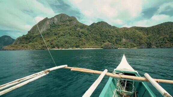 船向前移动到热带岛屿岩石巴拉望菲律宾