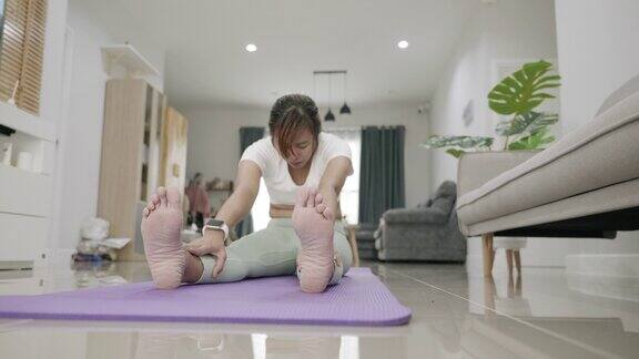 在家准备运动的场景亚洲女性在家锻炼减肥的场景