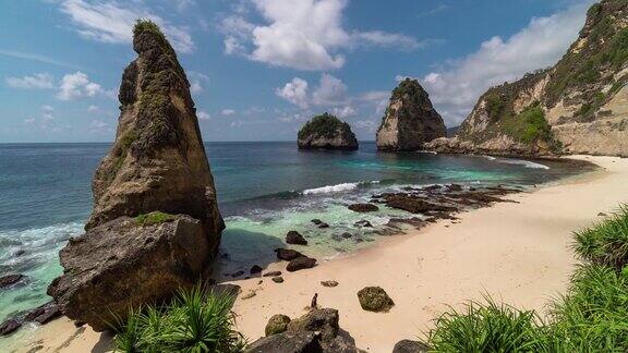 巴厘岛努沙佩尼达岛印度尼西亚美丽的自然钻石阿图海滩悬崖时间流逝