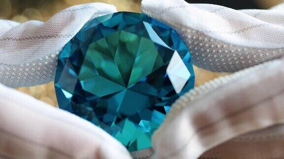 辉煌的切割蓝钻石在手中的珠宝商在手套