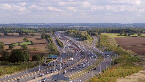 车辆使用的高速公路在英国鸟瞰图