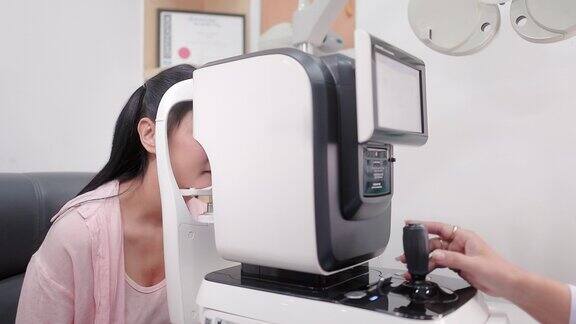 验光师在验光诊所内为病人进行眼科检查