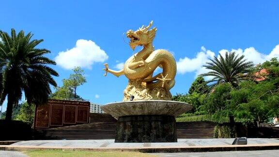 普吉岛的中国金龙雕像