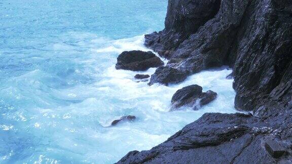 海浪拍打着岩石海岸