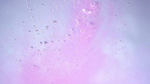 新鲜的泡沫在粉红色的水背景