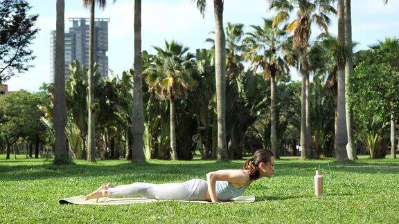 亚洲的年轻美女在公园里练瑜伽