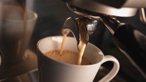 咖啡机正在准备咖啡咖啡倒入杯中