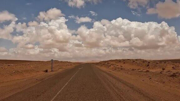 突尼斯沙漠景观和天空中蓬松的云朵司机的观点