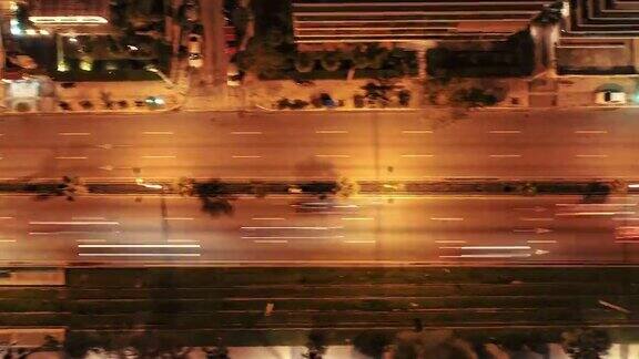 4K全空中夜间从上到下的延时(hyperlapse)雅典市中心繁忙的高速公路