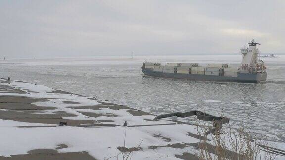 货船在冰冻的海面上芬兰的海湾