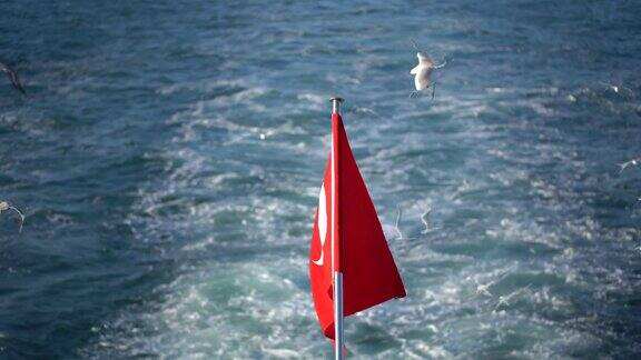 船尾的土耳其船的旗迎风飘扬