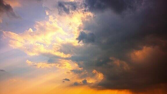 时间流逝的美丽和多彩的天空云在清晨