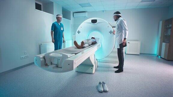 医生正在给黑人病人做CT扫描
