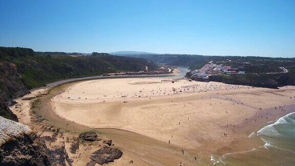 无人机拍摄的葡萄牙奥德赛阿连特茹村附近的海湾和海滩的航拍视频海滩上和水中的游客