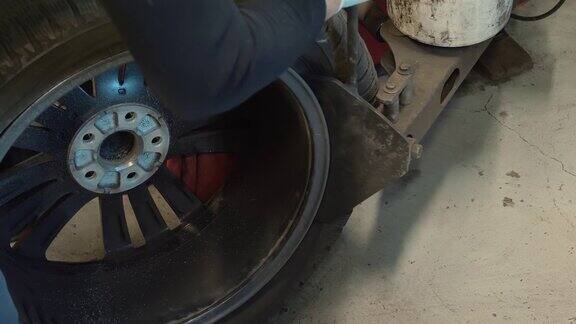 轮胎配件工人拆卸轮胎轮胎服务于现代化设备