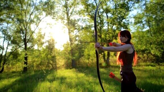 女性姜发弓箭手射击目标与她的弓和箭