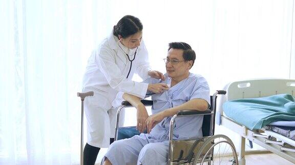 医院里坐在轮椅上的老年病人
