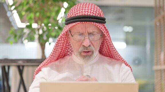 阿拉伯老商人对笔记本电脑损失的反应