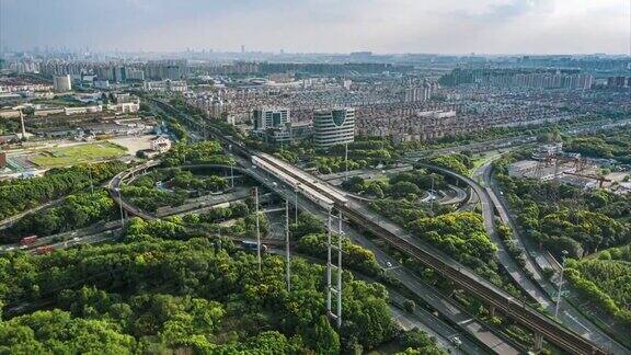 时间流逝鸟瞰中国繁忙的高速公路十字路口高速公路十字路口的形状像四叶草