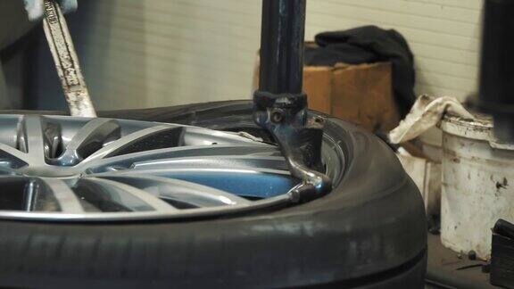 工人正在装轮胎轮胎配件在现代设备上安装轮胎特写镜头轮胎服务