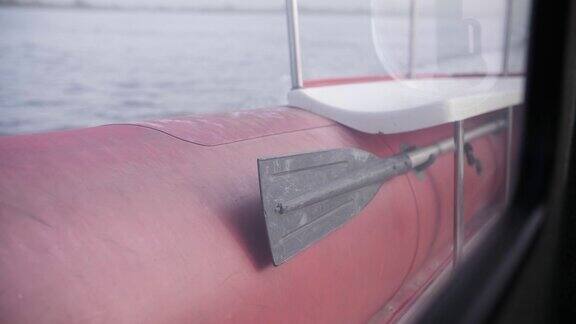 在船上划桨船浮在水上