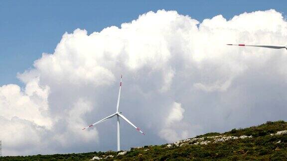 风力涡轮机农场在绿色山丘