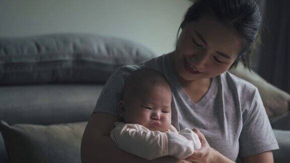 亚洲华人母亲在家陪伴她的小男孩