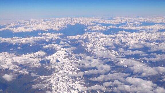 从飞机上俯瞰壮丽的比利牛斯山脉4k慢动作60fps
