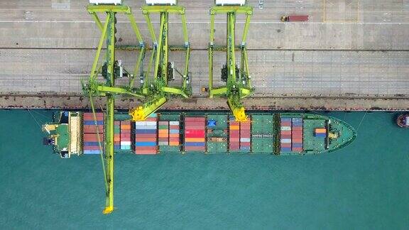 4k鸟瞰图的工业港口与集装箱船在东南亚